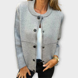 Elegantne jakk diskreetsete detailidega