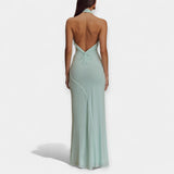 Maksikleit huulepulgaga kaelal