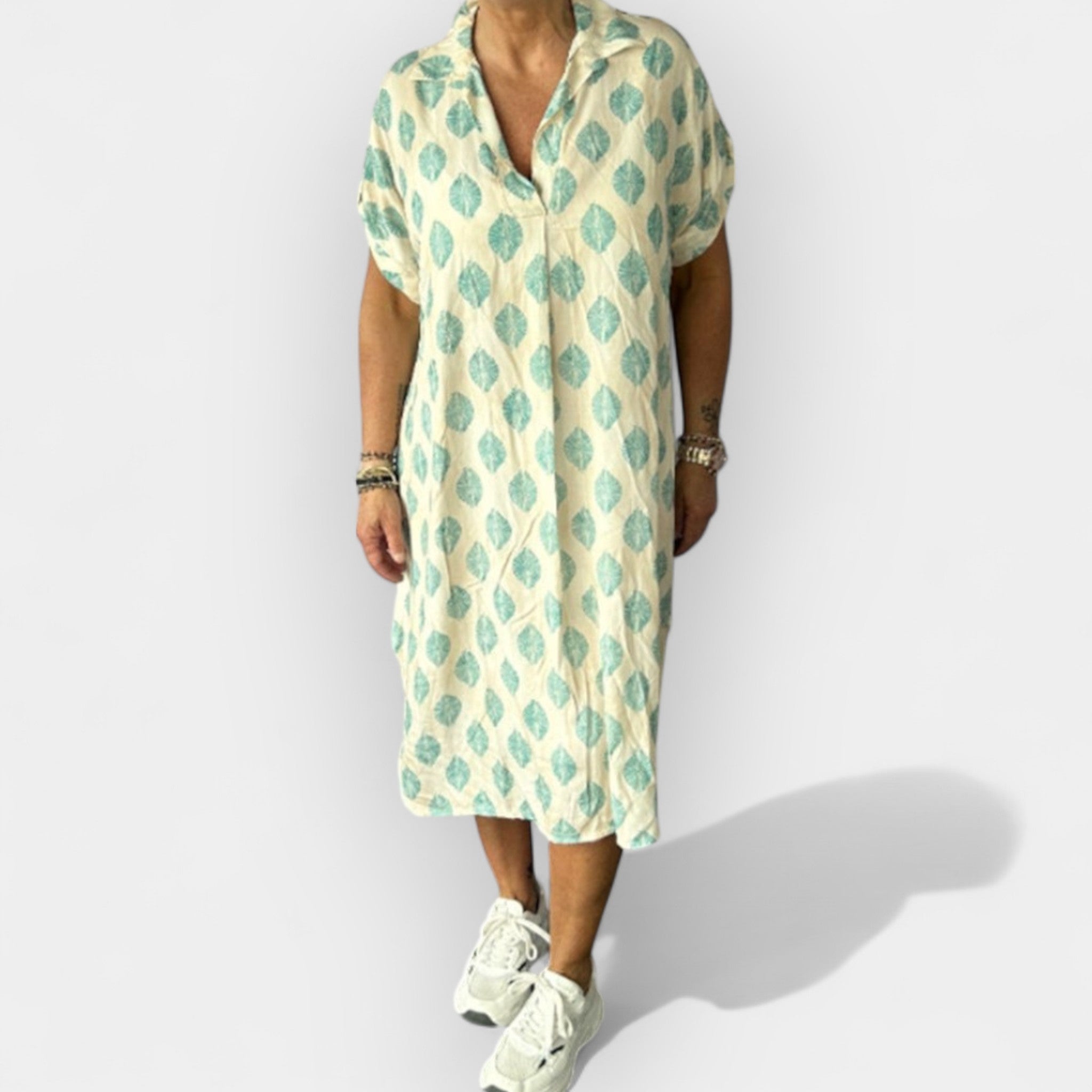 Suvine kleit kaeluse ja heleda joonega