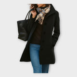 Elegantne villane mantel nööpidega