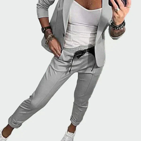 Vaibatult elegantne kaheosaline ülikonnakomplekt