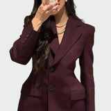 Muljetavaltava joone ja nööpidega jakk