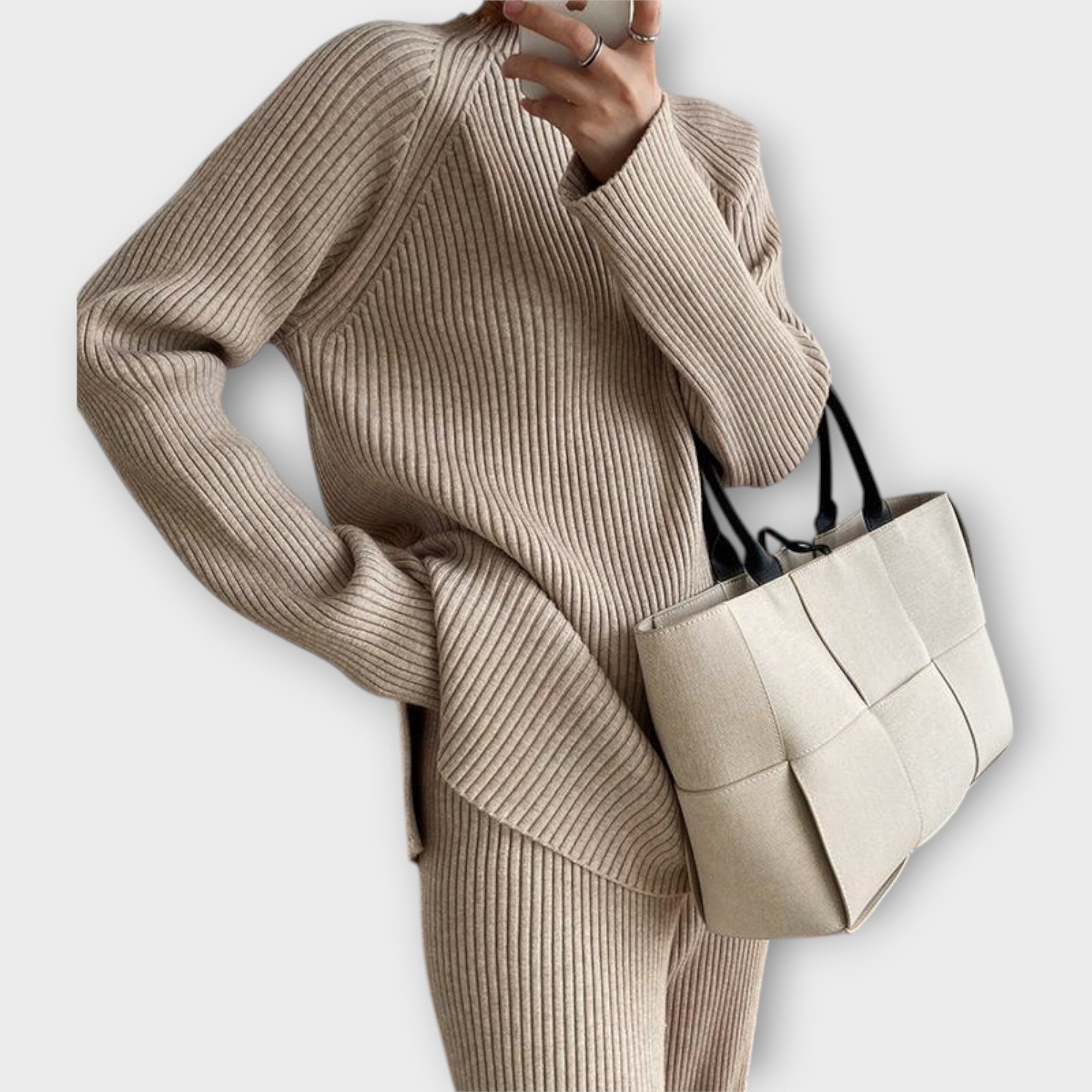 Minimalistliku disaini ja laia lõikega kootud komplekt