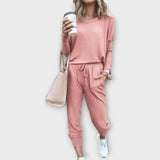 Lõõgastava lõikega ja minimalistliku esteetikaga puhketoa komplekt