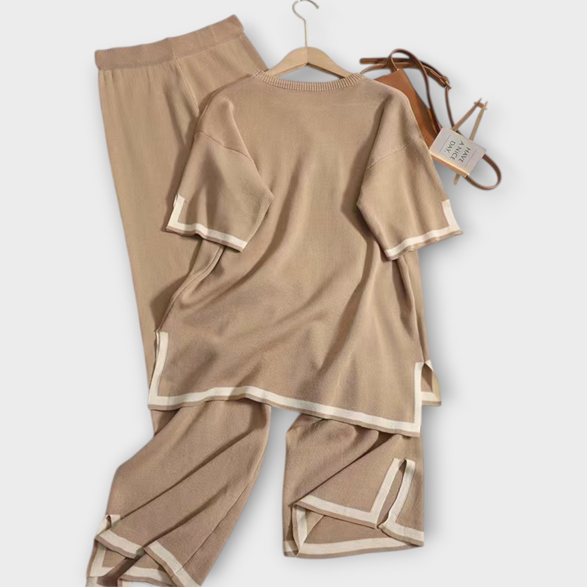 Lühikeste varrukatega kootud komplekt laia lõikega